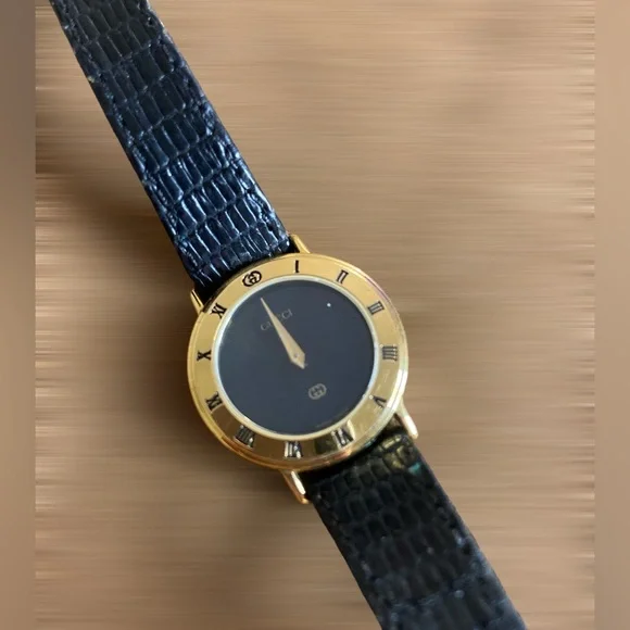 Authentic Vintage Gold Gucci Black watch leather band Roman Numeral Gucci Logo - Picture 1 of 5
